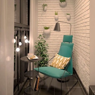 2 balkon s lampoy 400x400 - Дизайн балконов и лоджий: грамотно и со вкусом