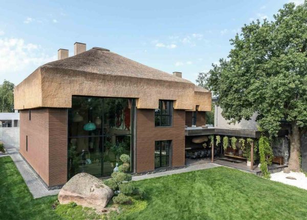 Архитектура дома и дизайн интерьера в стиле ваби-саби “Shkrub house” by Sergey Makhno Architects - фото 1